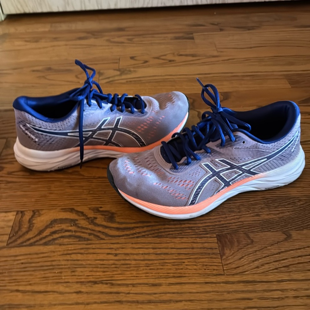 Women’s Like New Asics Gel-excite with AmpliFoam everyday comfort sneakers